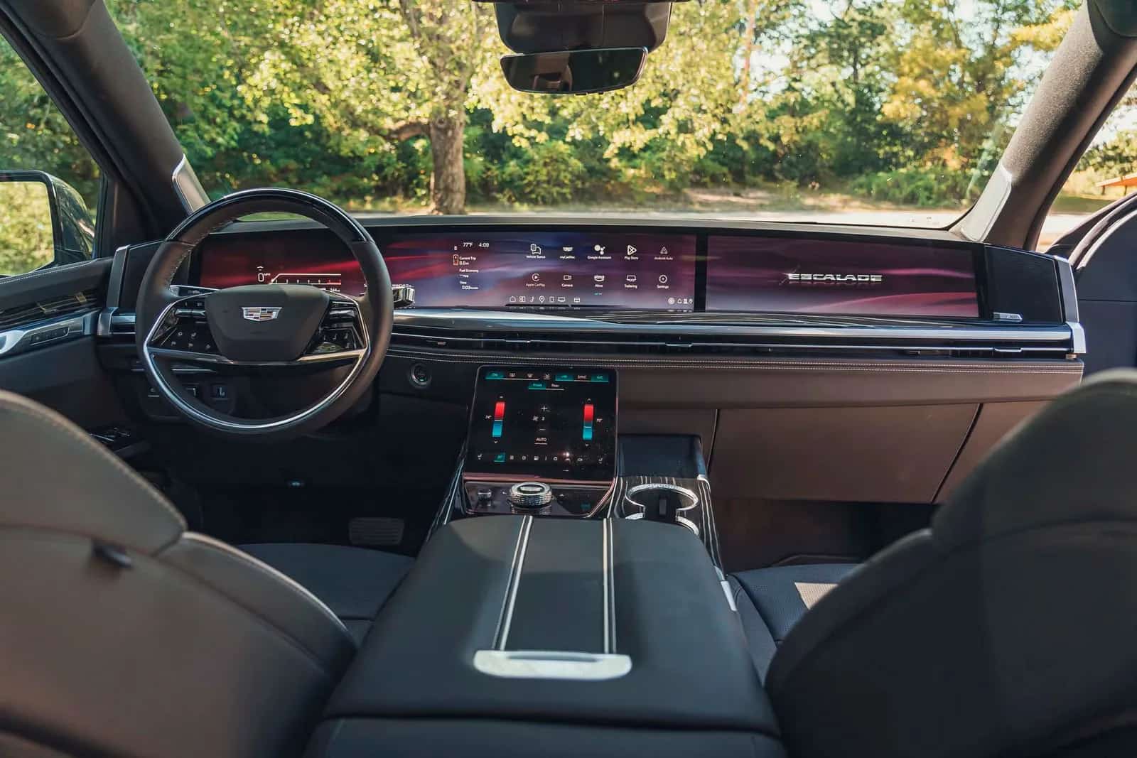 Painel do Cadillac Escalade com a tela curva de largura total