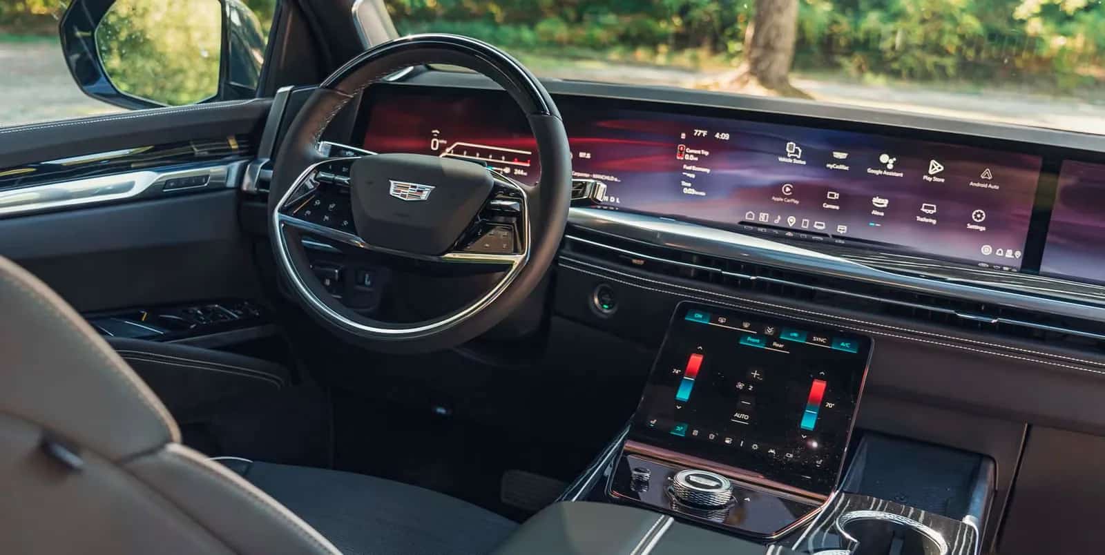 Painel e console central do Cadillac Escalade vistos do lado do passageiro