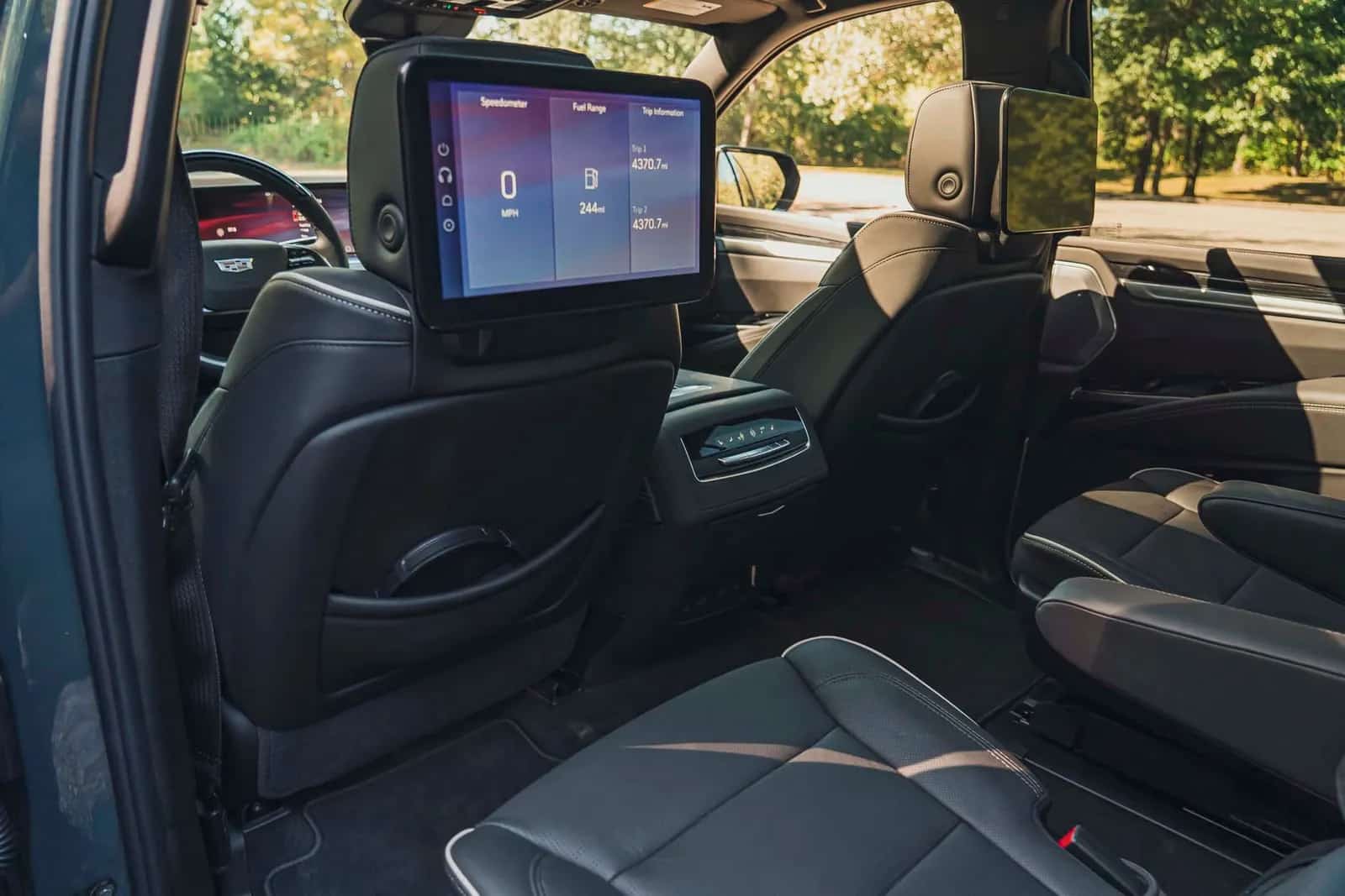 Segunda fileira do Cadillac Escalade com telas no encosto dos bancos dianteiros