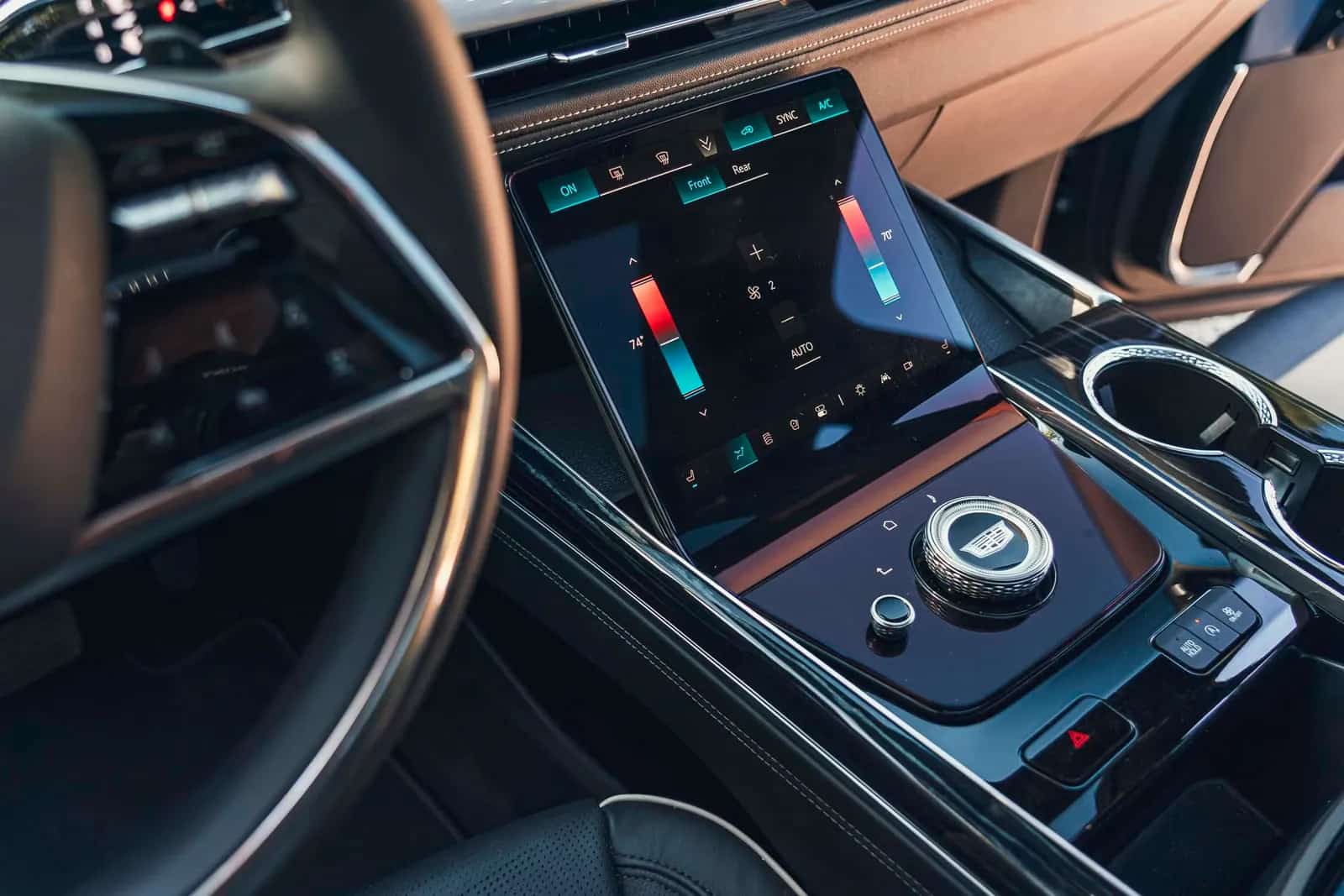 Tela sensível ao toque do console inferior e controle giratório do Cadillac Escalade
