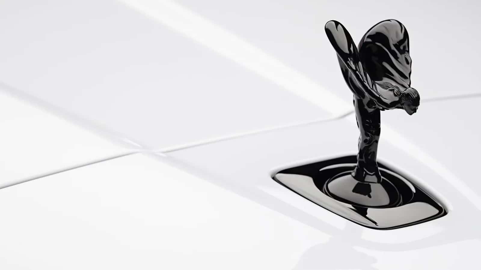 Spirit of Ecstasy em cromado preto sobre o capô branco do Rolls-Royce Black Badge Cullinan