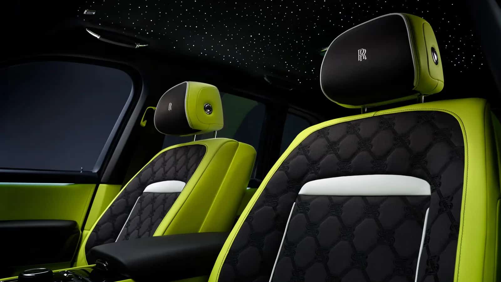 Bancos dianteiros verde-limão e pretos do Rolls-Royce Black Badge Cullinan sob o teto estrelado
