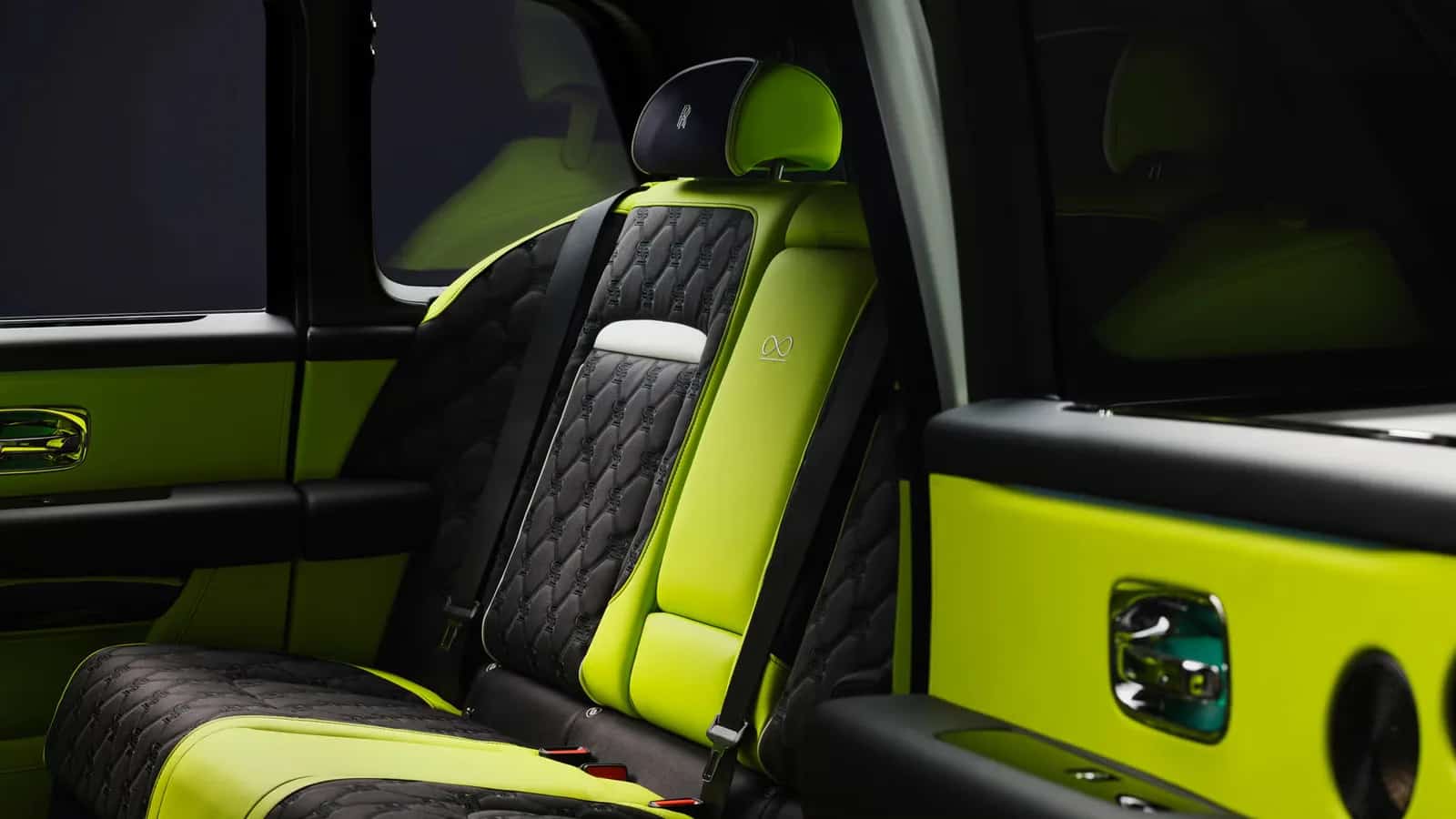 Banco traseiro verde-limão e preto do Rolls-Royce Black Badge Cullinan