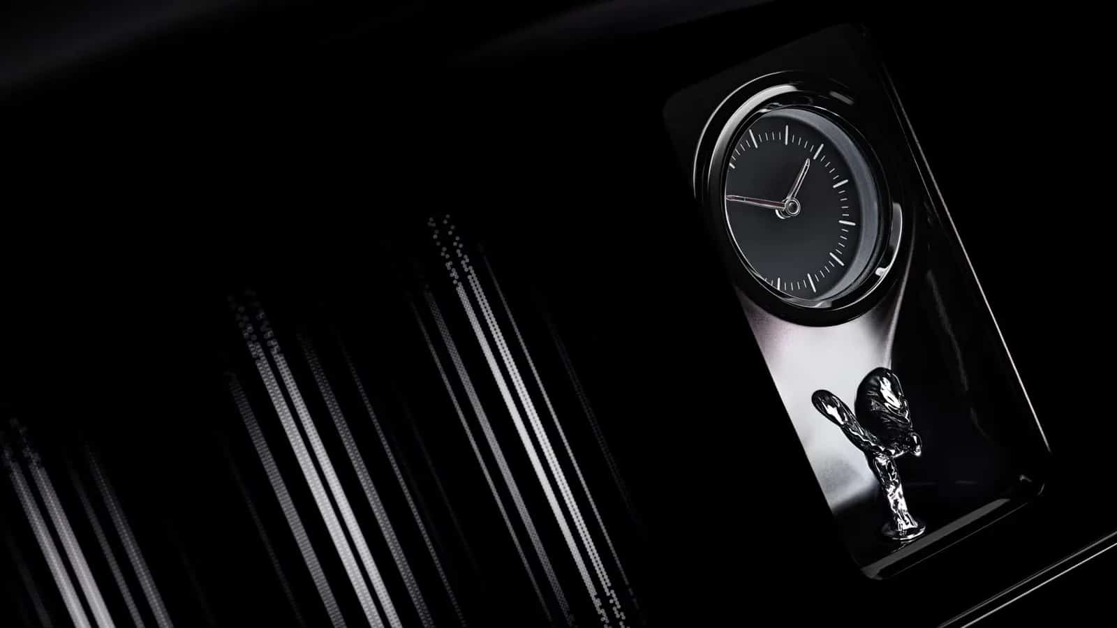 Relógio do painel do Rolls-Royce Black Badge Cullinan com uma figura da Spirit of Ecstasy