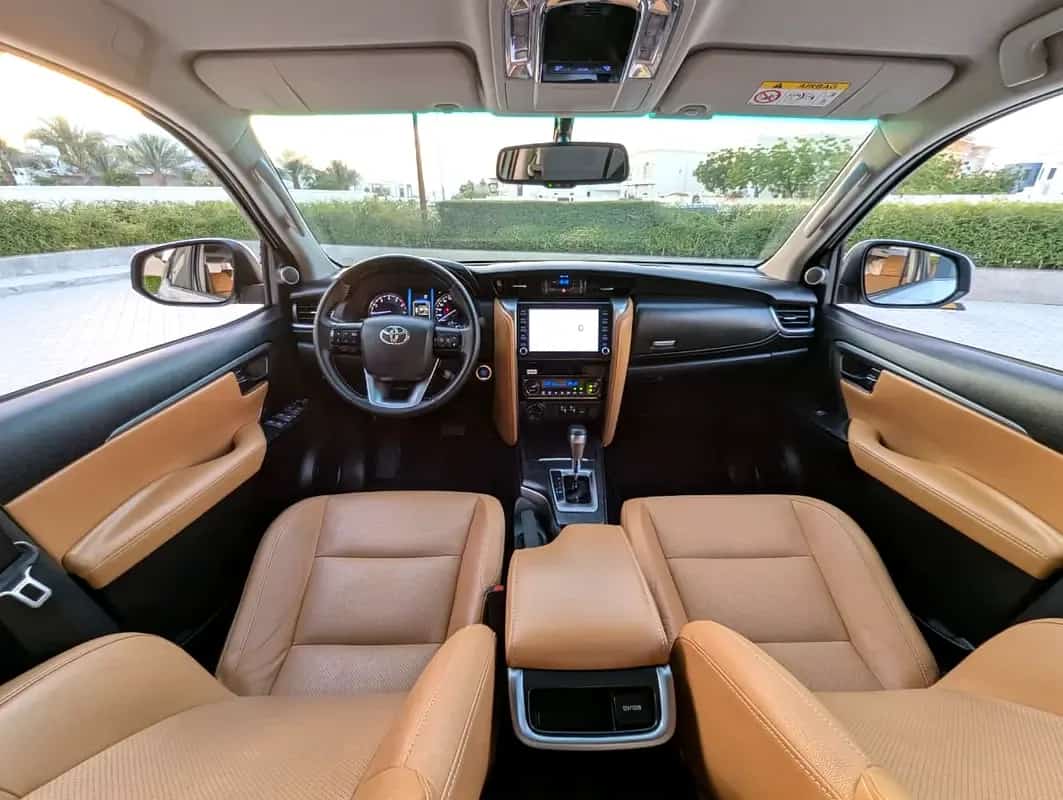 a body-on-frame midsize 4x4 of the same class, with three rows (representative photograph, not the vehicle supplied)