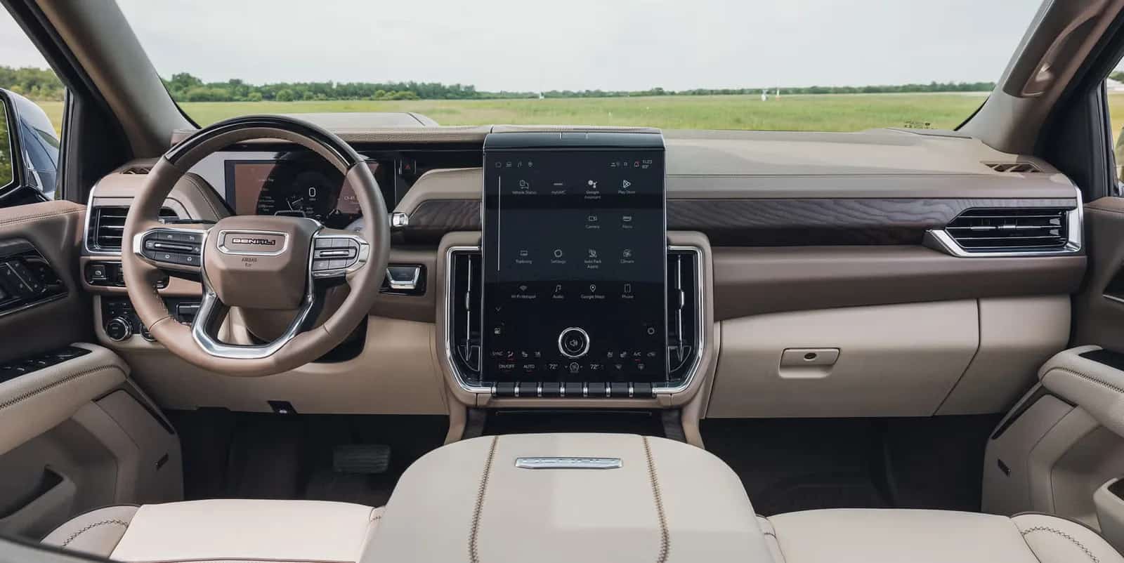 GMC Yukon Denali: لوحة القيادة مع الشاشة اللمسية الوسطى العمودية وجلد كريمي وزخارف خشبية داكنة