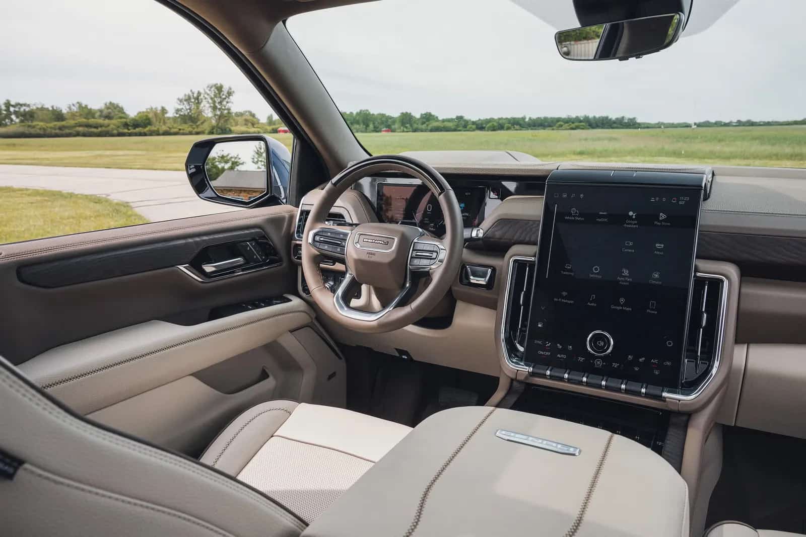 GMC Yukon Denali: لوحة القيادة والمقعدان الأماميان من باب السائق