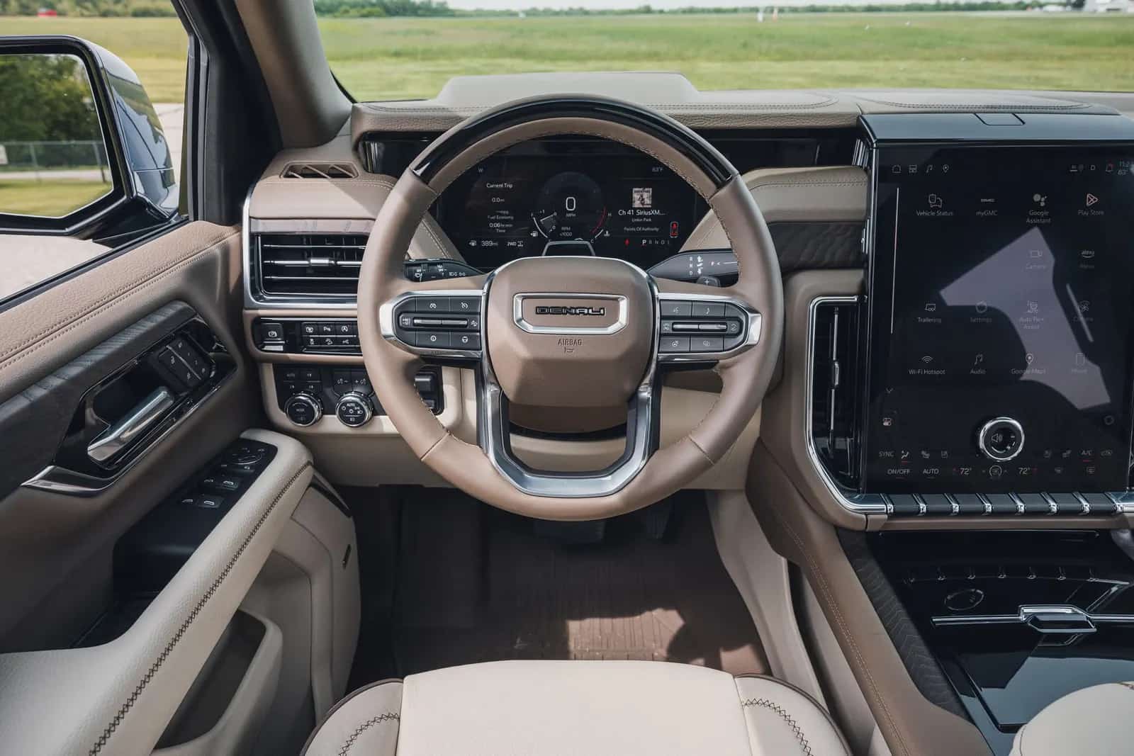 GMC Yukon Denali: عجلة القيادة والعدادات الرقمية والشاشة اللمسية الوسطى