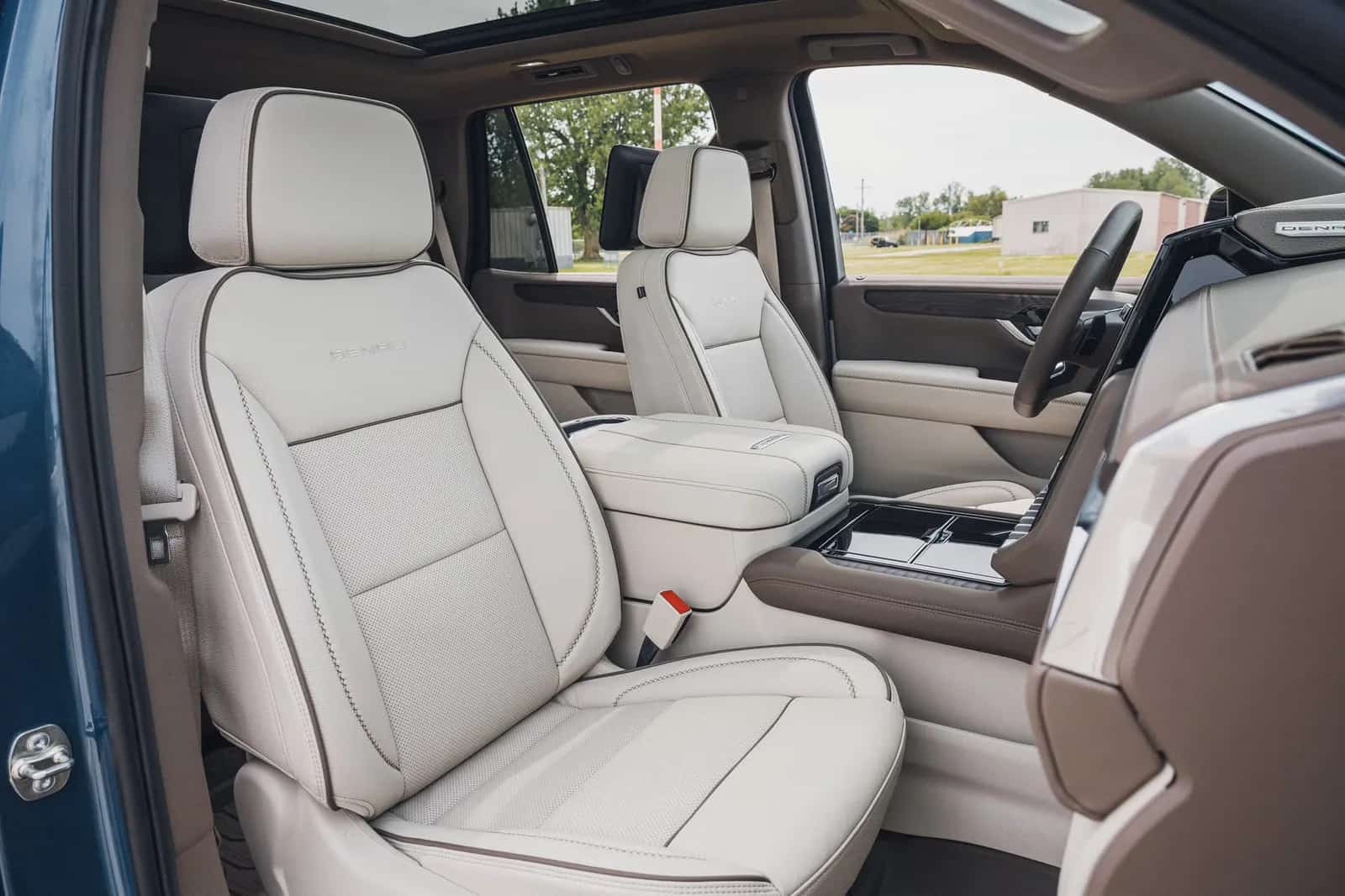 GMC Yukon Denali: مقعد الراكب الأمامي بجلد كريمي