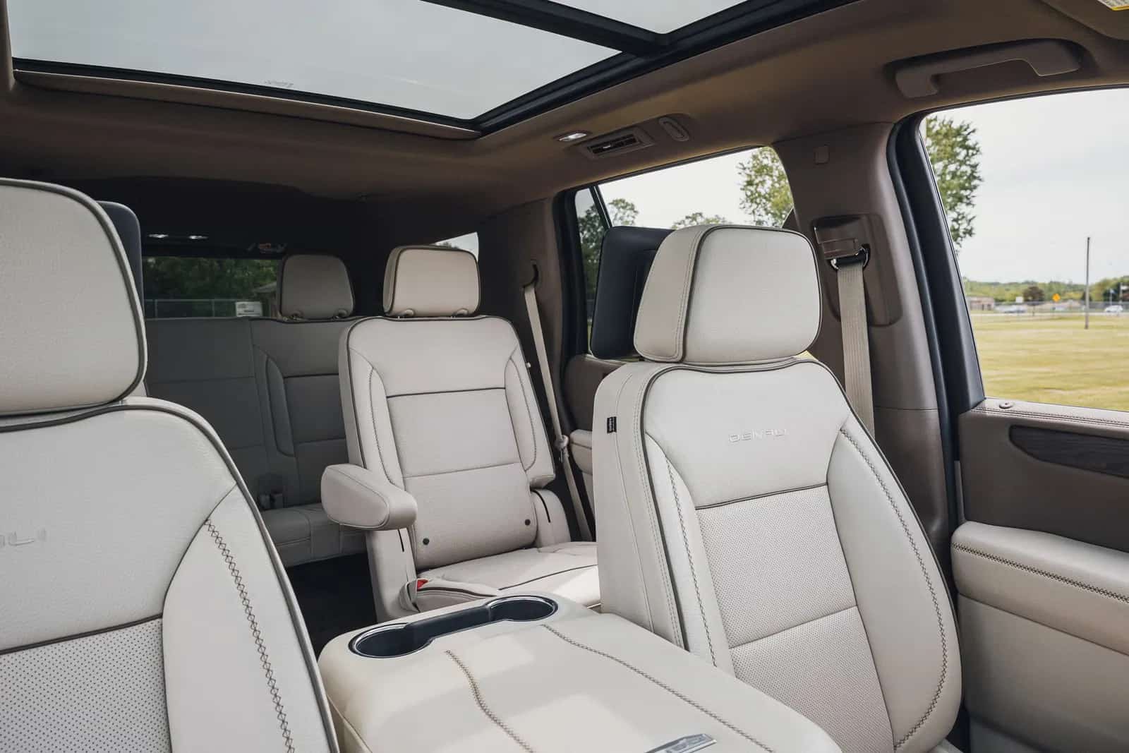 GMC Yukon Denali: مقعدان منفصلان في الصف الثاني تحت السقف البانورامي