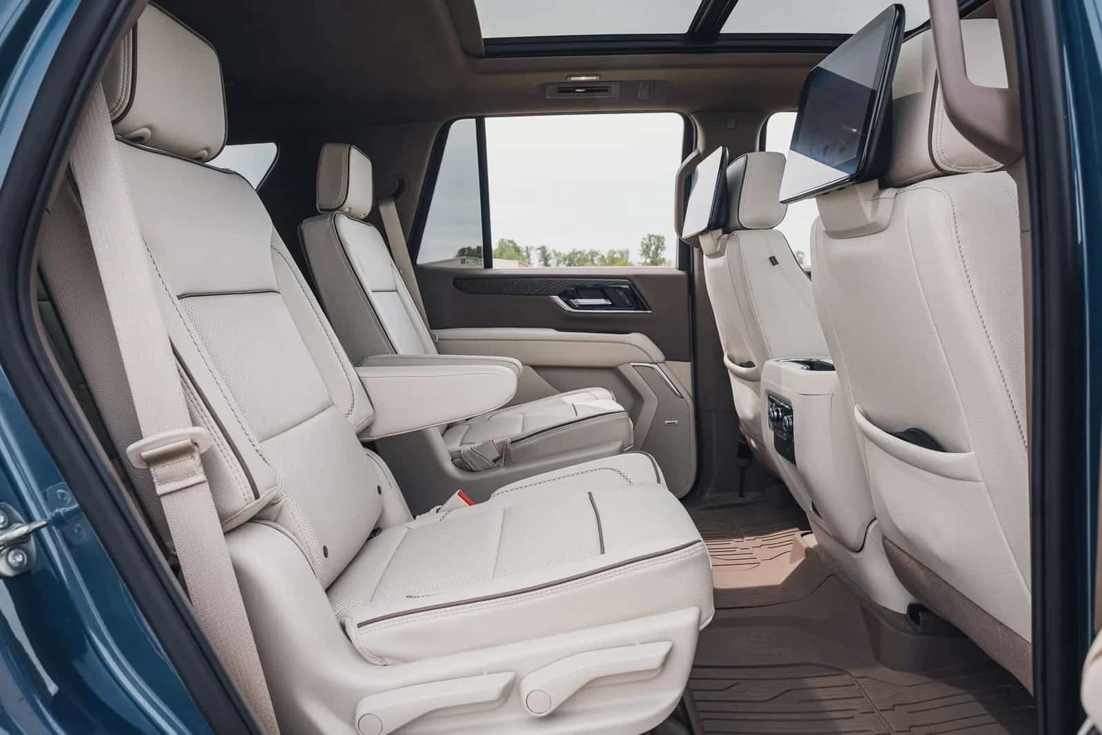 GMC Yukon Denali: الصفان الثاني والثالث عبر الباب الخلفي