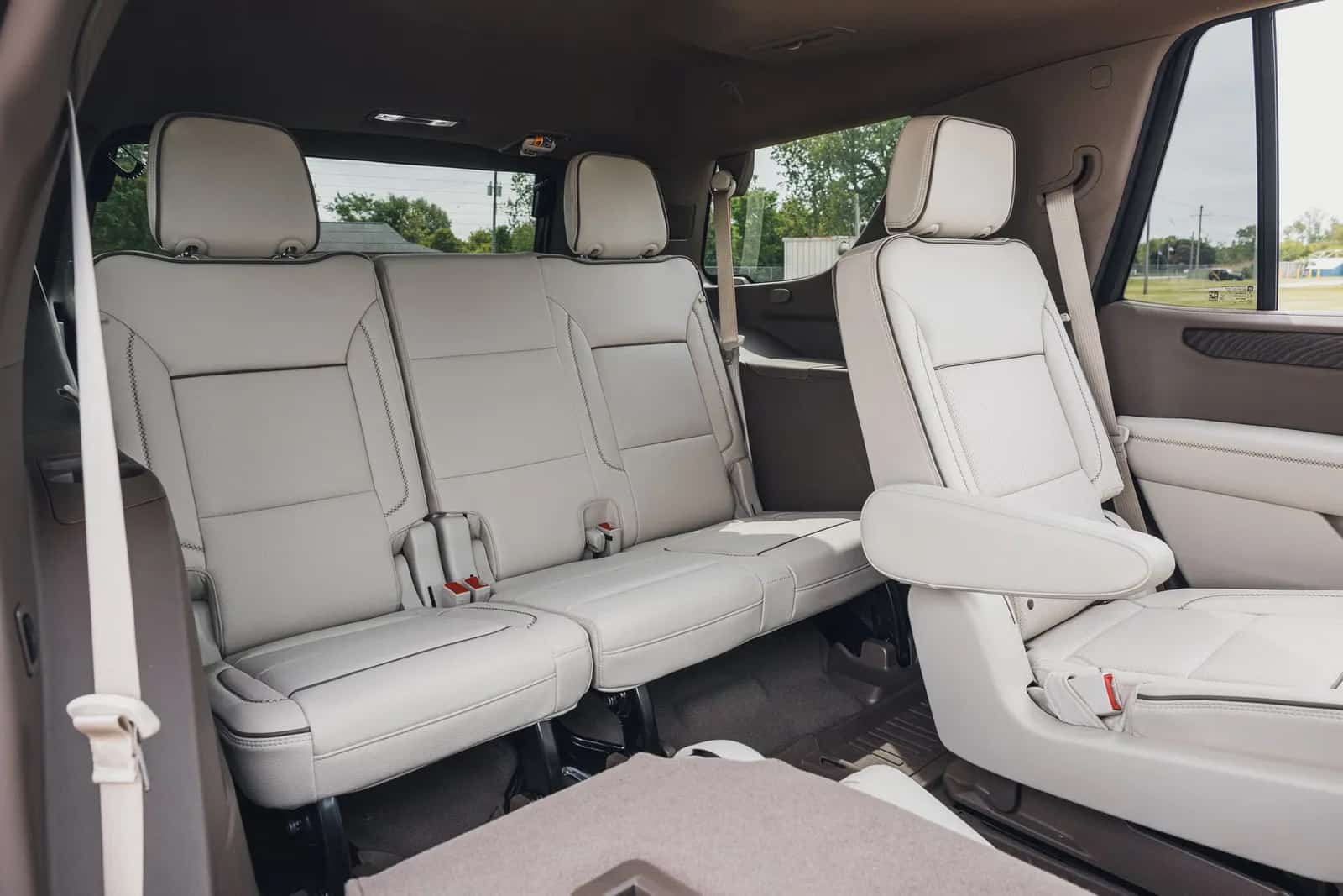 GMC Yukon Denali: مقعد الصف الثالث الطويل وبجانبه مقعد الصف الثاني