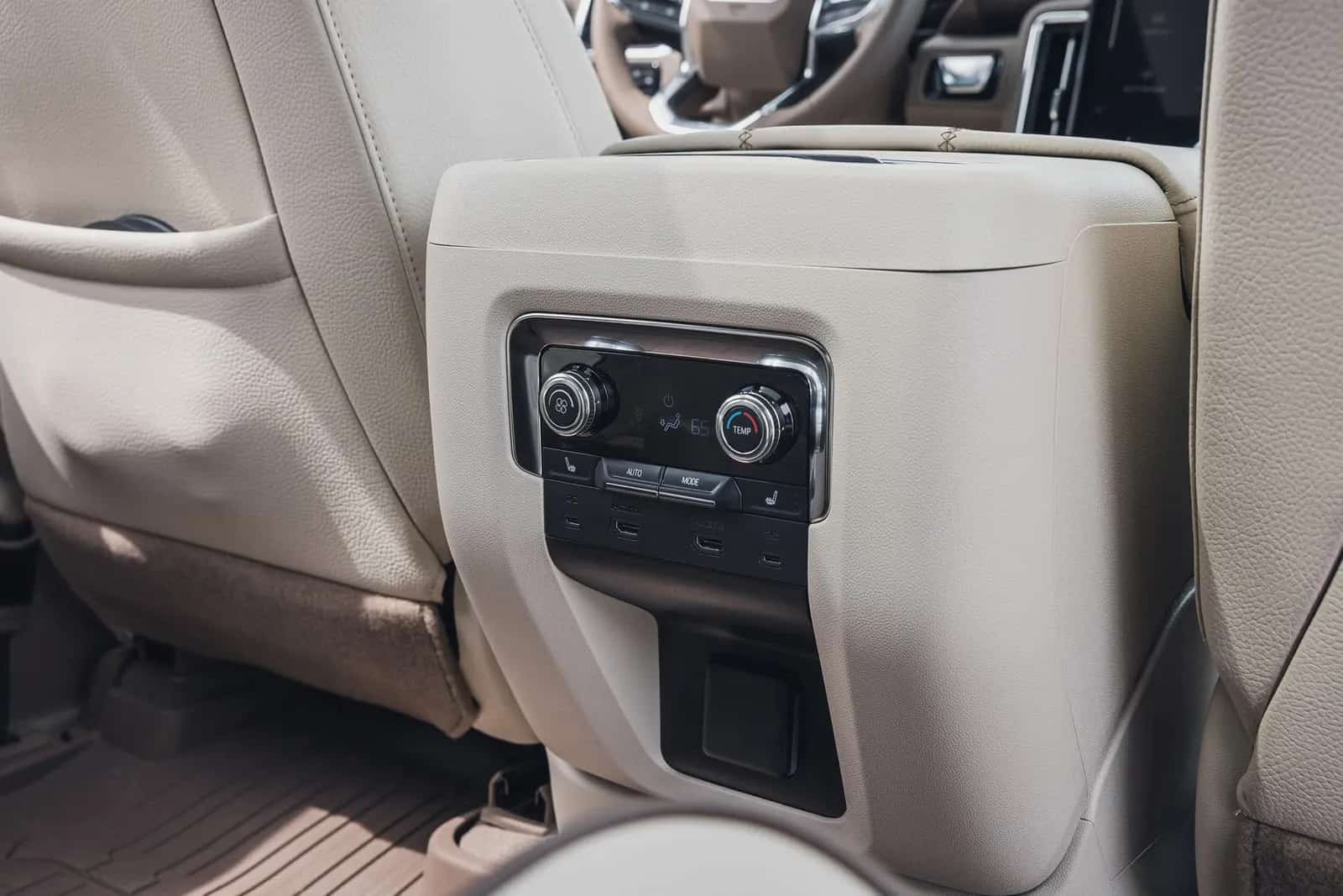 GMC Yukon Denali: أزرار التكييف الخلفية في مؤخرة الكونسول الأوسط