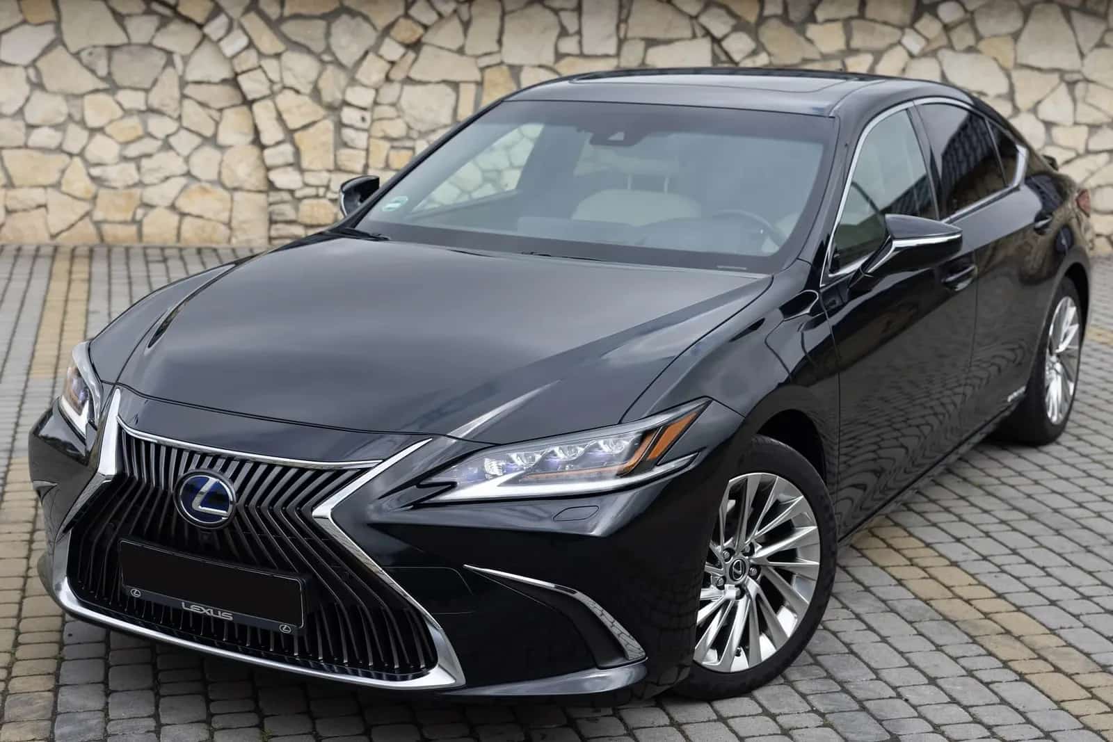 Lexus ES، سیاہ رنگ میں، سامنے سے ترچھا زاویہ