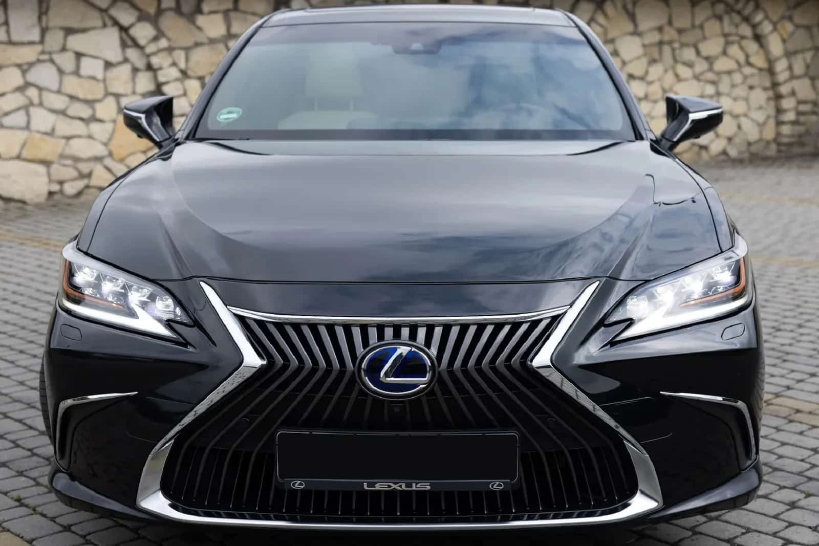 Lexus ES، سیاہ رنگ میں، بالکل سامنے سے