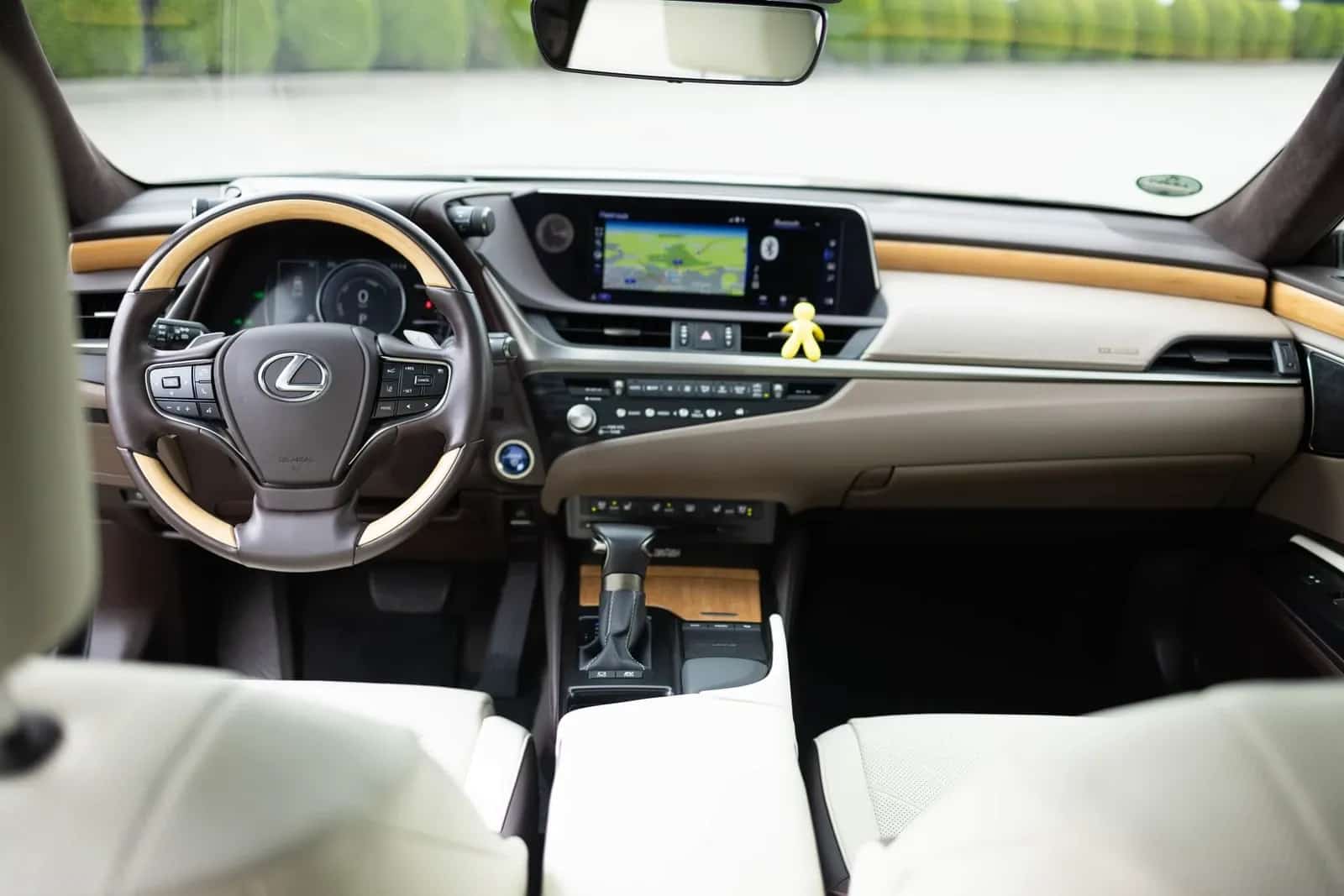 Lexus ES کا ڈیش بورڈ اور سینٹر کنسول