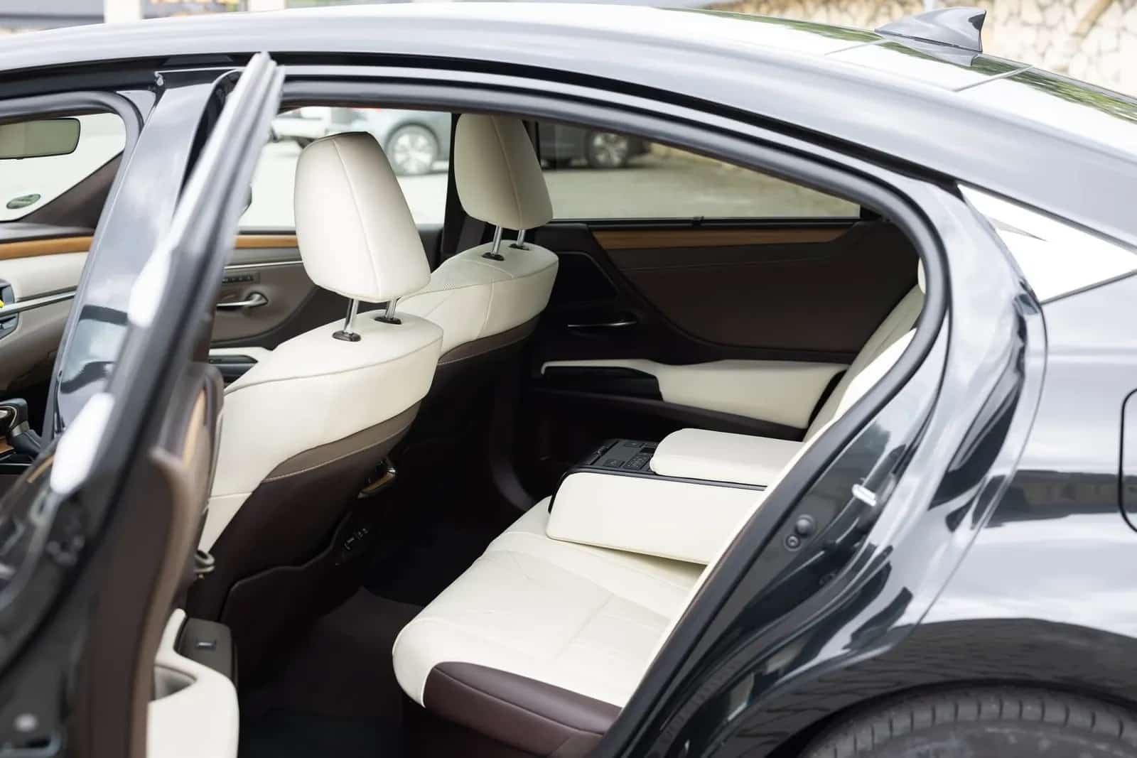 کھلے پچھلے دروازے سے Lexus ES کی پچھلی نشستیں، کریم چمڑے میں