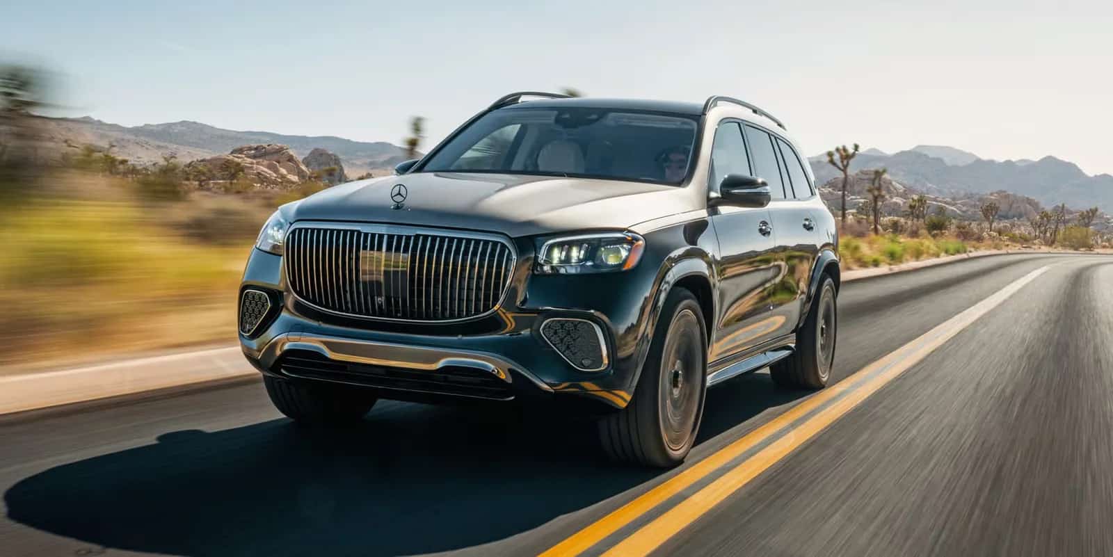 Mercedes-Maybach GLS em dois tons, cinza e preto, em movimento, vista de três quartos dianteira