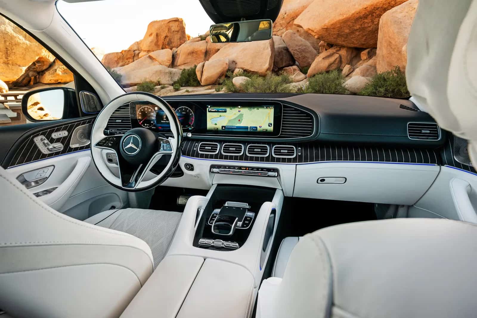 Painel e bancos dianteiros do Mercedes-Maybach GLS em couro branco