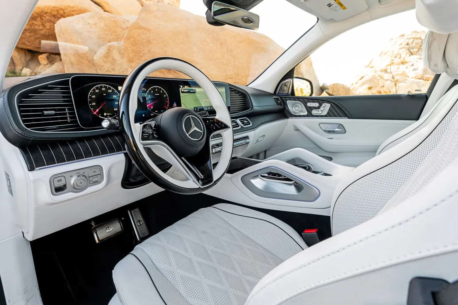 Banco do motorista e painel do Mercedes-Maybach GLS vistos pela porta aberta