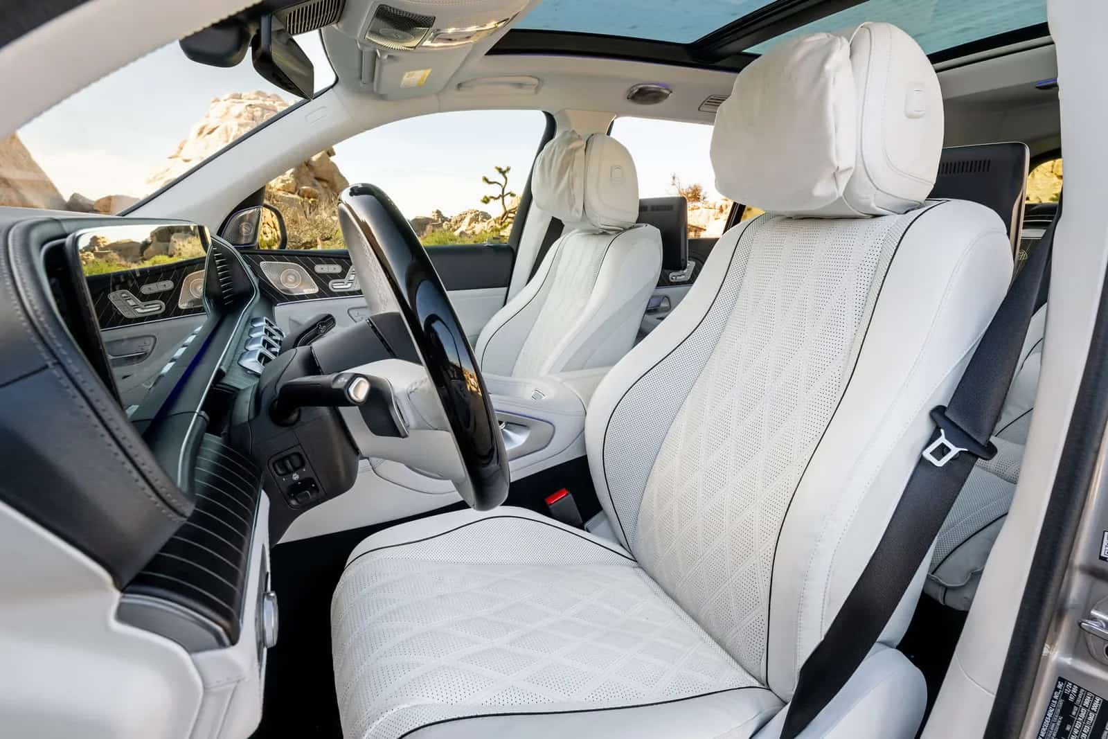 Banco do passageiro dianteiro do Mercedes-Maybach GLS em couro branco acolchoado
