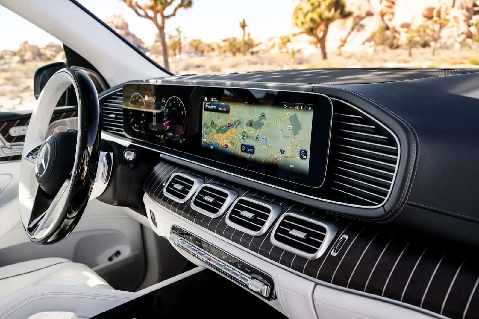 Painel do Mercedes-Maybach GLS com acabamento em madeira com frisos