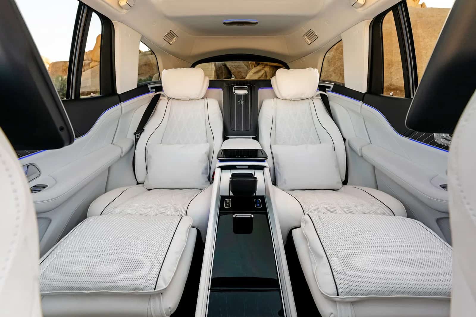Bancos executivos traseiros do Mercedes-Maybach GLS com apoio para as pernas, vistos de frente