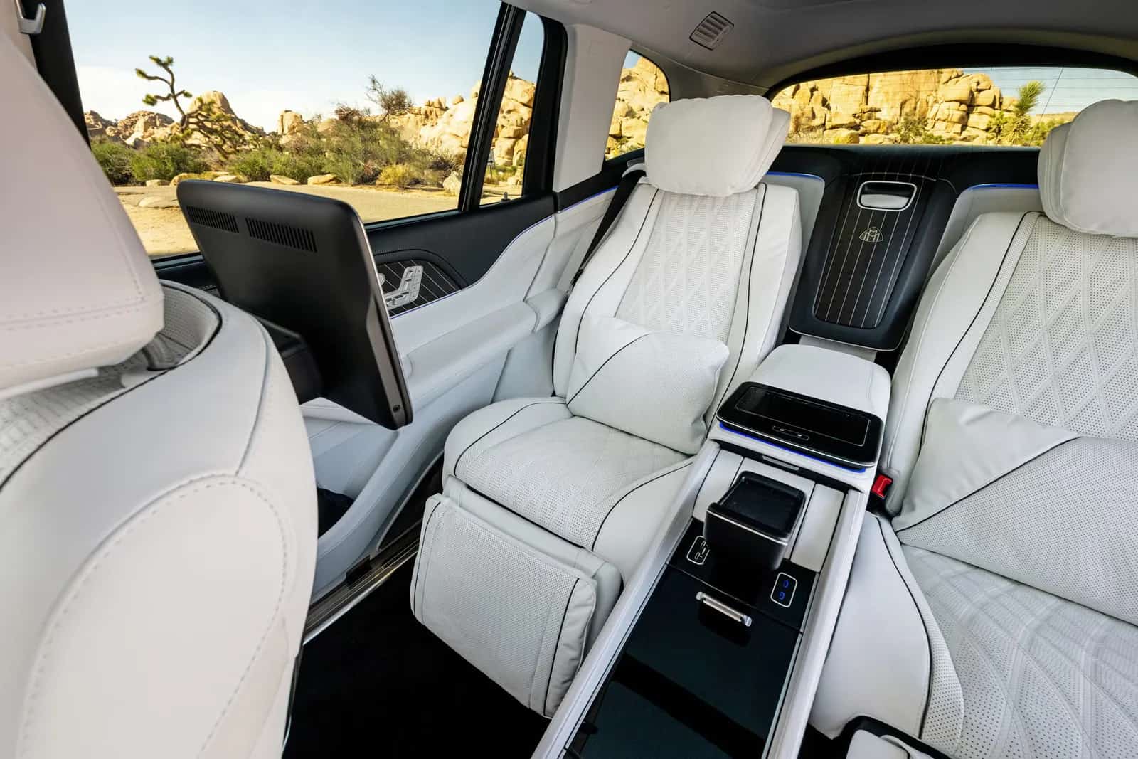 Bancos traseiros e console central do Mercedes-Maybach GLS vistos da frente