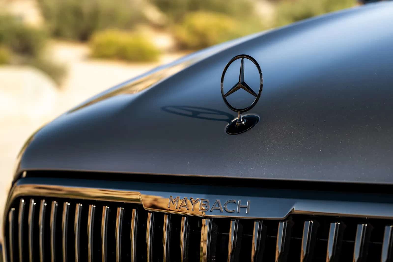 Estrela no capô do Mercedes-Maybach GLS acima da grade Maybach