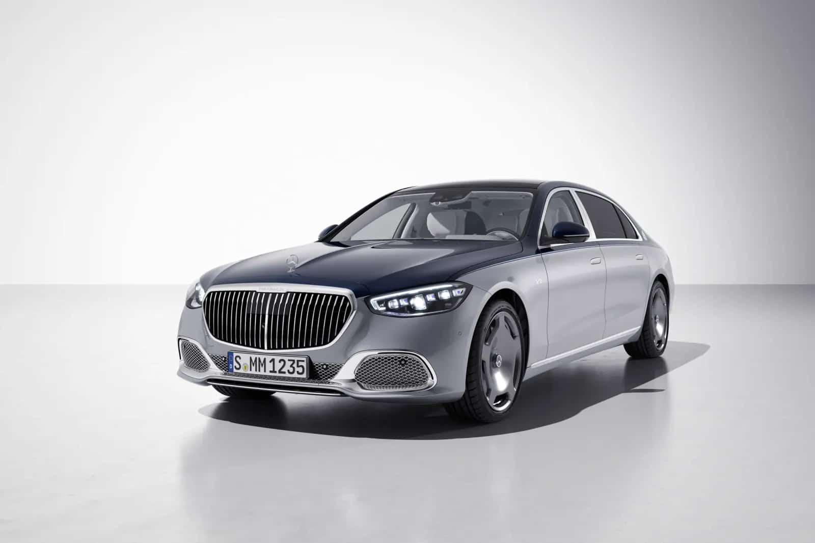 Mercedes-Maybach S-Class Edition 100، نیلے اور سلور دو رنگوں میں، سامنے سے ترچھا زاویہ