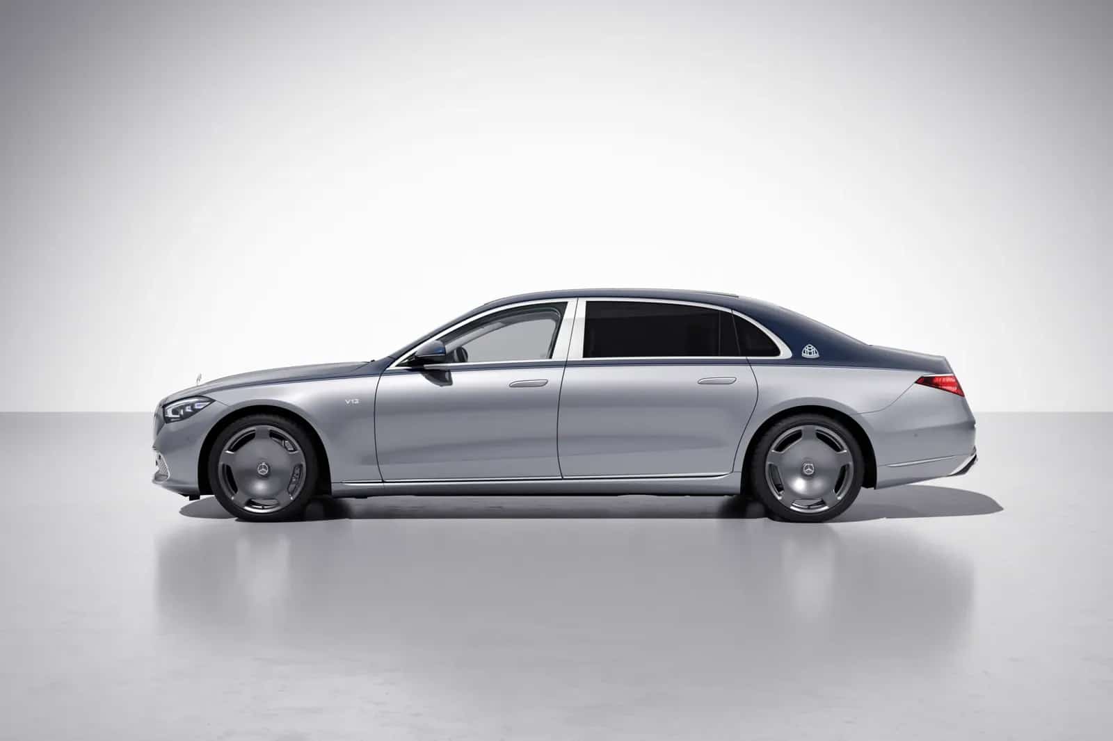Mercedes-Maybach S-Class Edition 100، نیلے اور سلور دو رنگوں میں، پہلو سے