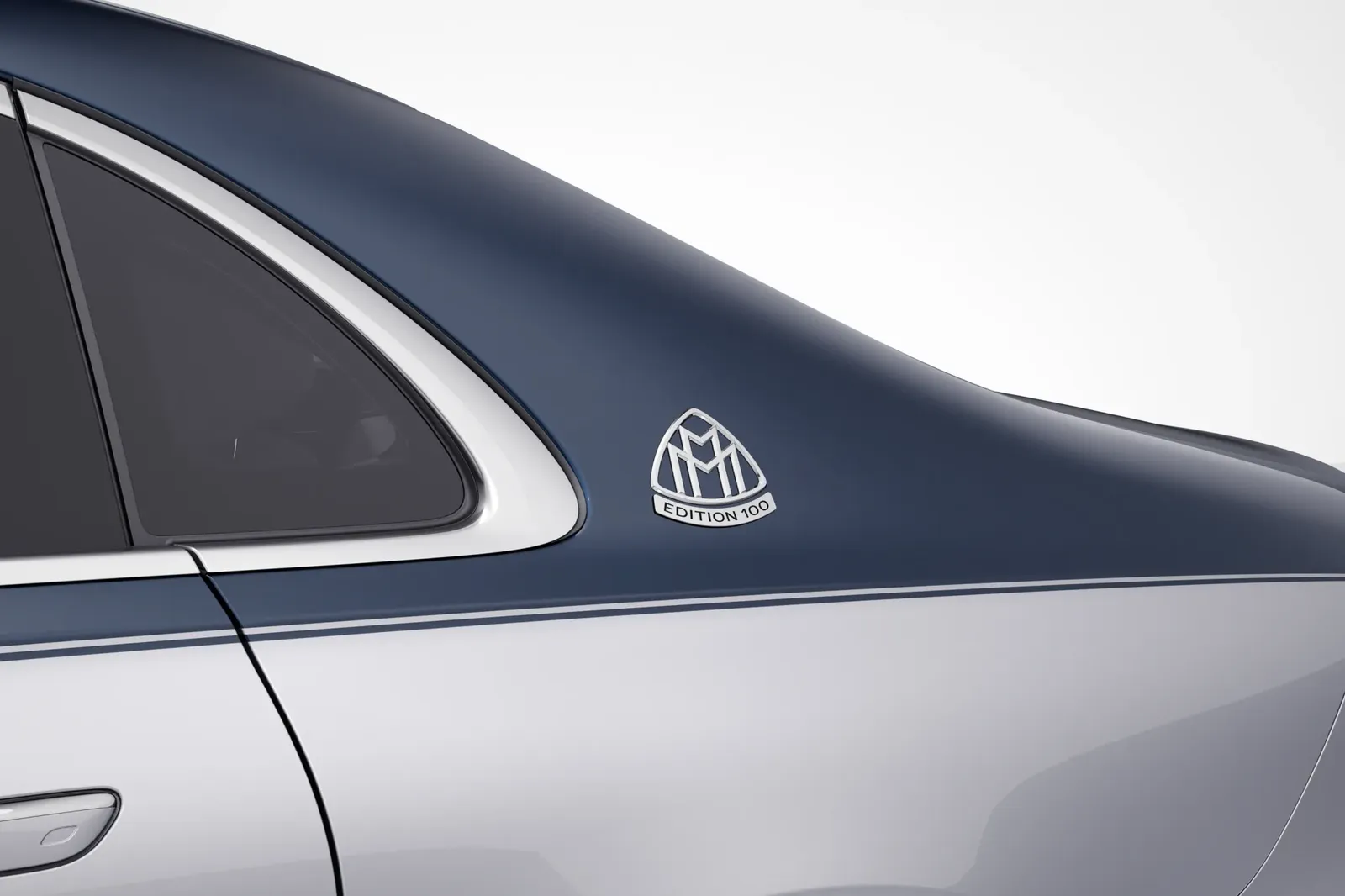 C پلر پر Mercedes-Maybach Edition 100 کا بیج