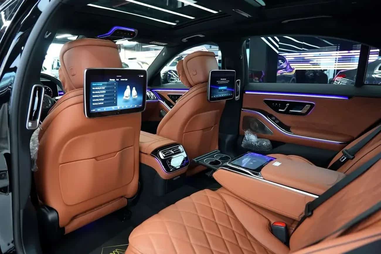 Mercedes-Benz S-Class: المقاعد الخلفية بجلد بني مبطّن مع شاشات خلف المقاعد