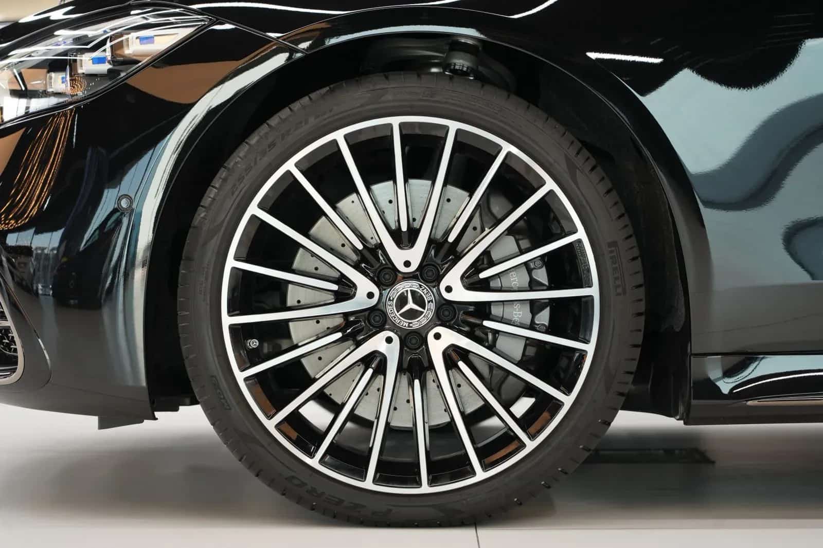 Mercedes-Benz S-Class: جنط متعدد الأذرع على سيارة سوداء