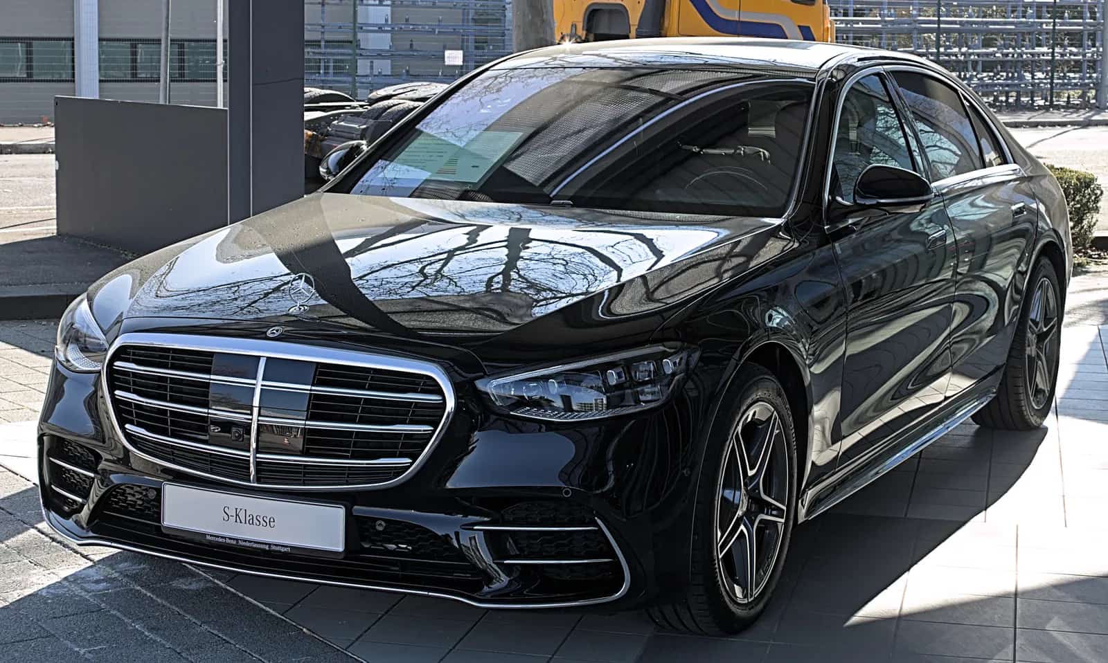 Mercedes-Benz S-Class باللون الأسود، منظر أمامي جانبي