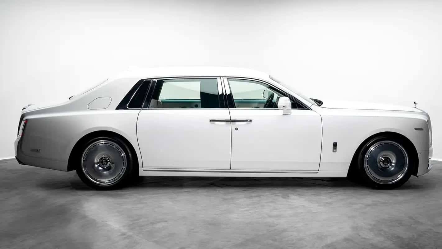 Rolls-Royce Phantom باللون الأبيض، منظر جانبي في استوديو