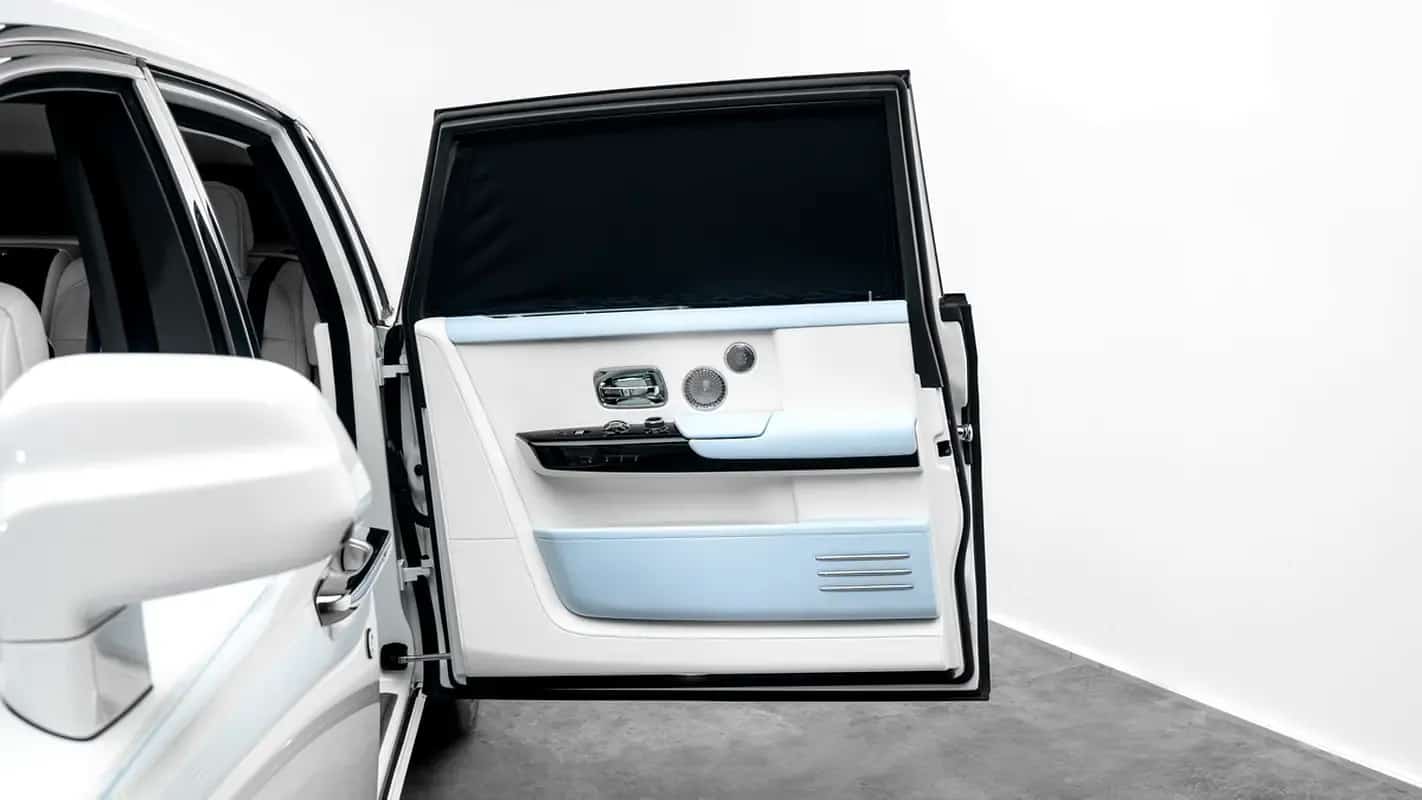 Rolls-Royce Phantom والباب الخلفي العكسي مفتوح، وتظهر كسوة الباب الزرقاء الفاتحة