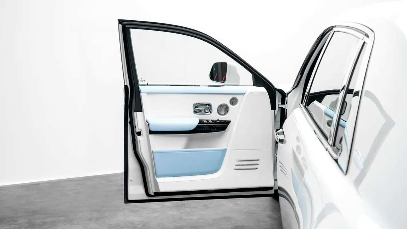Rolls-Royce Phantom والباب الأمامي مفتوح