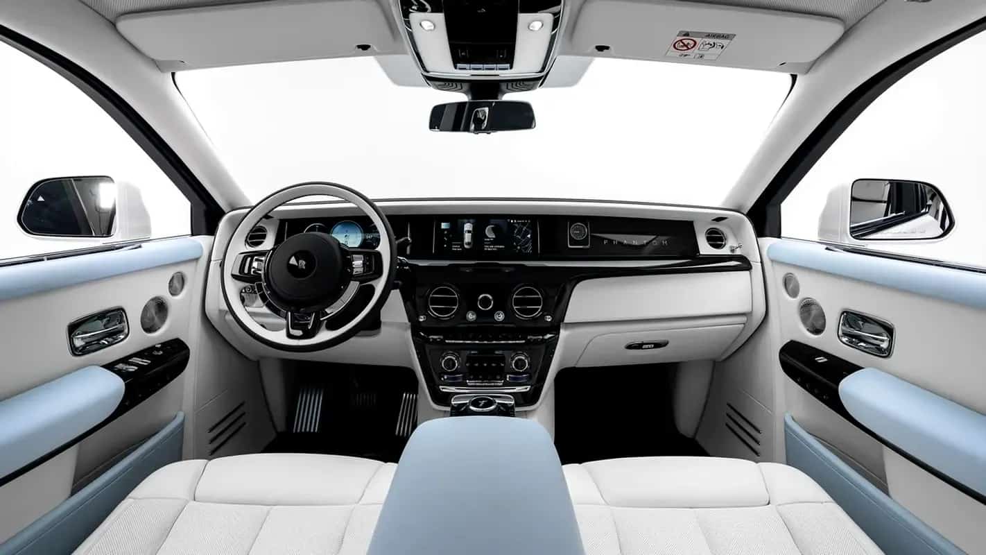 Rolls-Royce Phantom: لوحة القيادة والمقعدان الأماميان بجلد أبيض مع لمسات زرقاء فاتحة