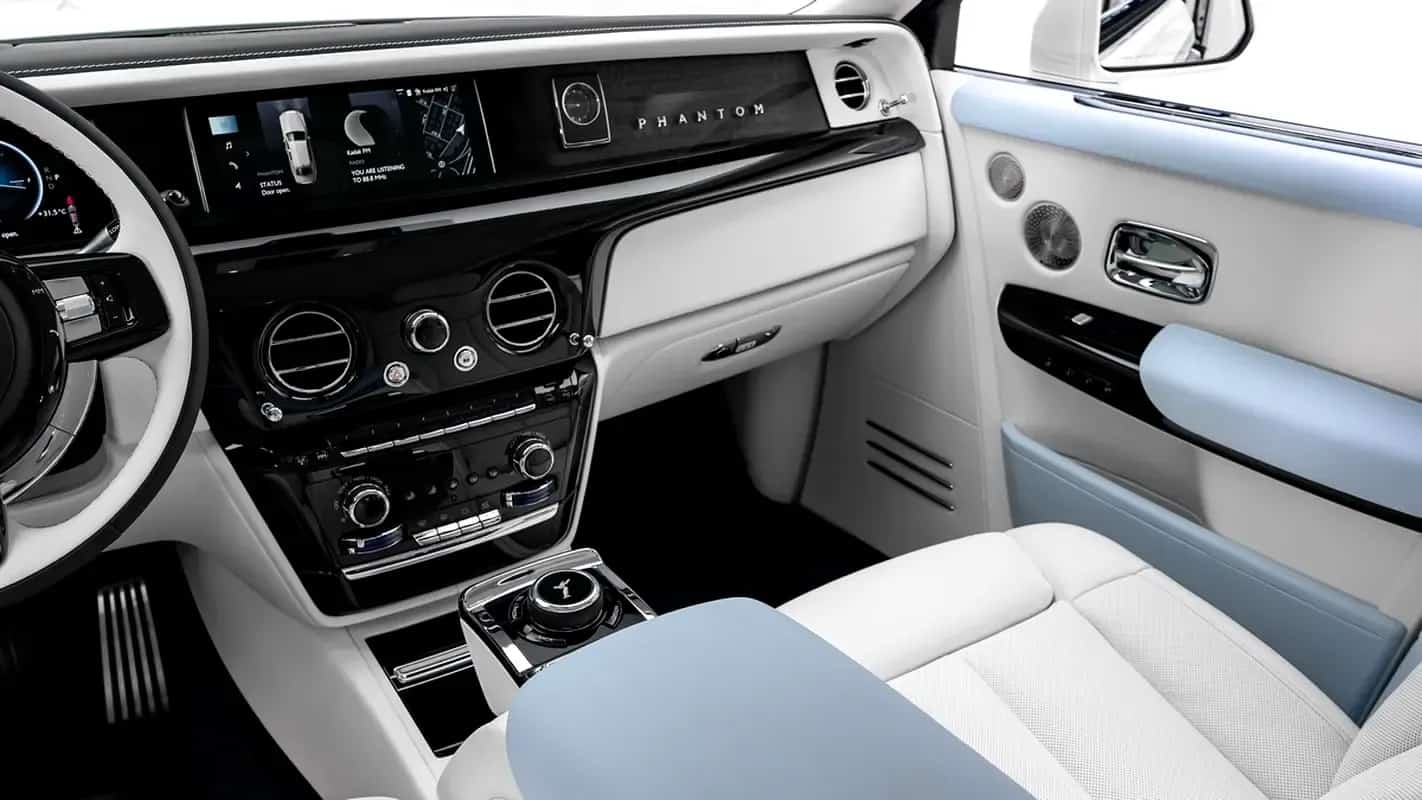 Rolls-Royce Phantom: لوحة القيادة وواجهة العرض الفنية من جهة الراكب