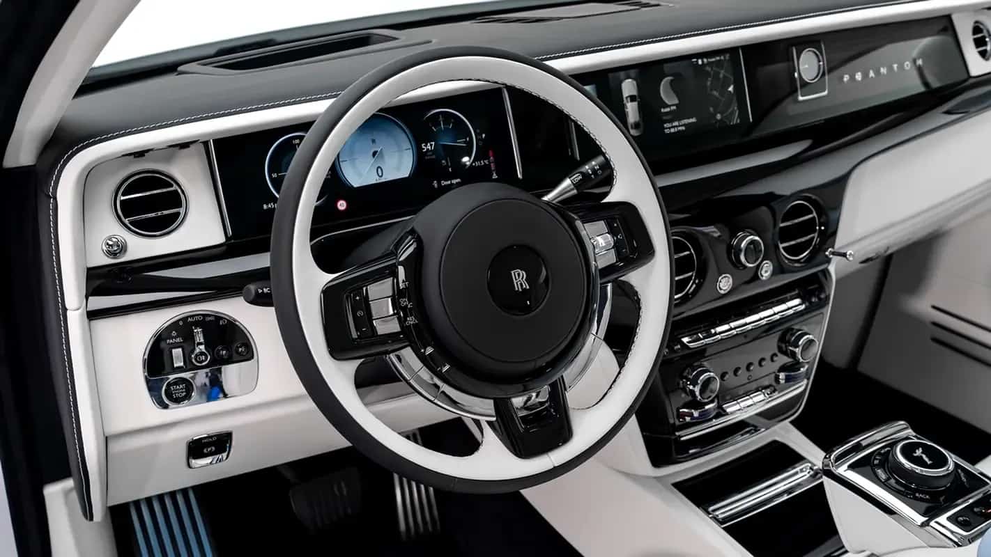 Rolls-Royce Phantom: عجلة القيادة والعدادات الرقمية