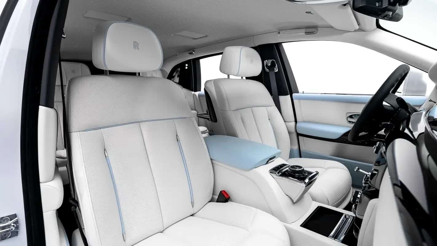 Rolls-Royce Phantom: مقعد الراكب الأمامي بجلد أبيض مع حواف زرقاء فاتحة