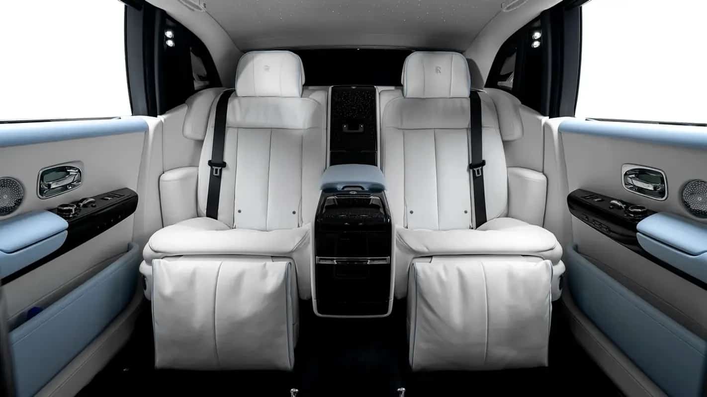 Rolls-Royce Phantom: المقاعد الخلفية مع الكونسول الأوسط والخزانة