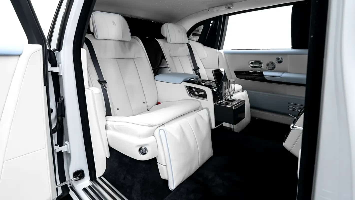 Rolls-Royce Phantom: المقعد الخلفي ومسند الساقين ممدود، عبر الباب الخلفي العكسي
