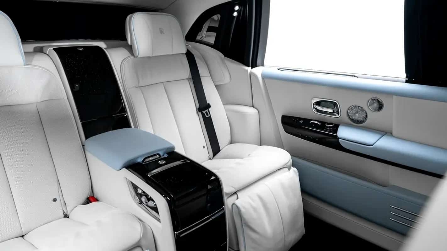 Rolls-Royce Phantom: المقعد الخلفي ومسند الذراع من الباب المقابل