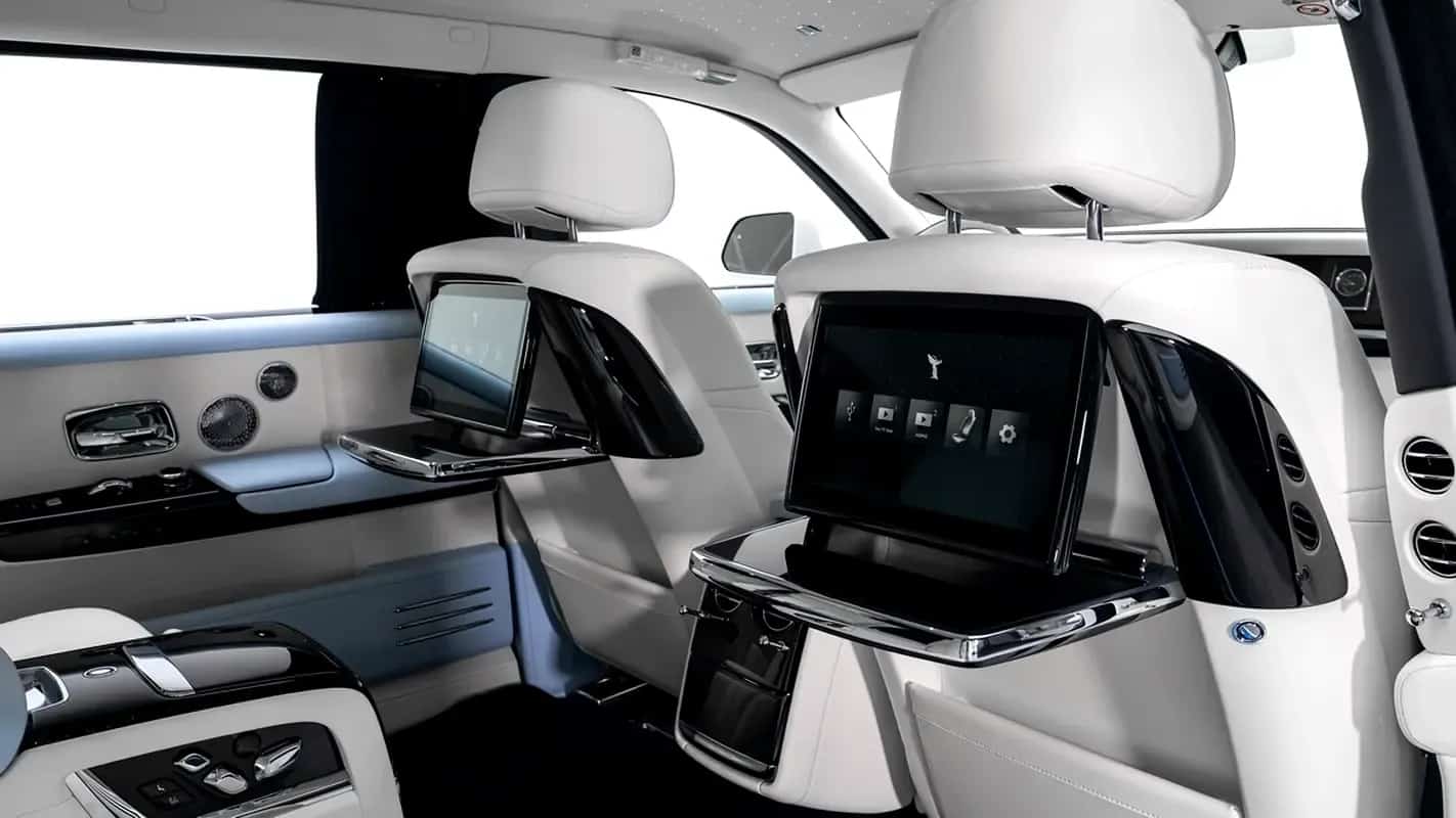 Rolls-Royce Phantom: الطاولات الخلفية القابلة للطي وشاشات خلف المقاعد