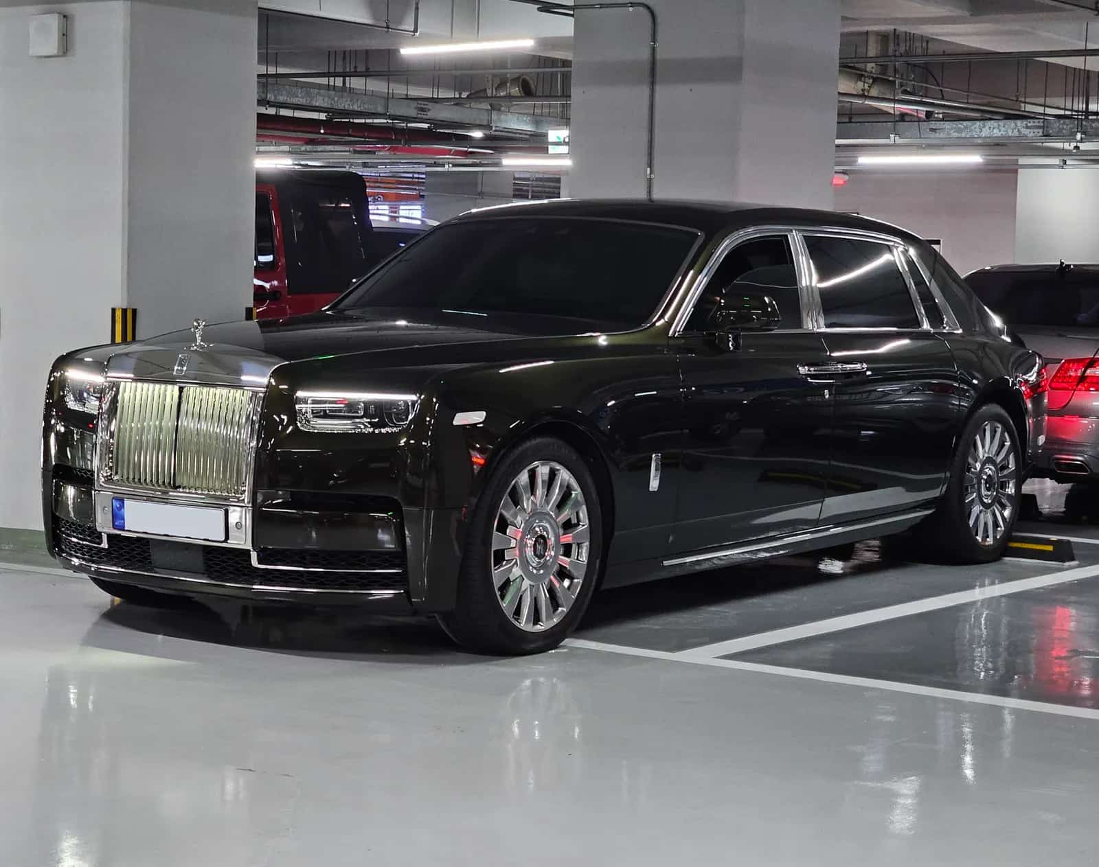 Rolls-Royce Phantom Extended باللون الأخضر الزمردي الداكن، منظر أمامي جانبي