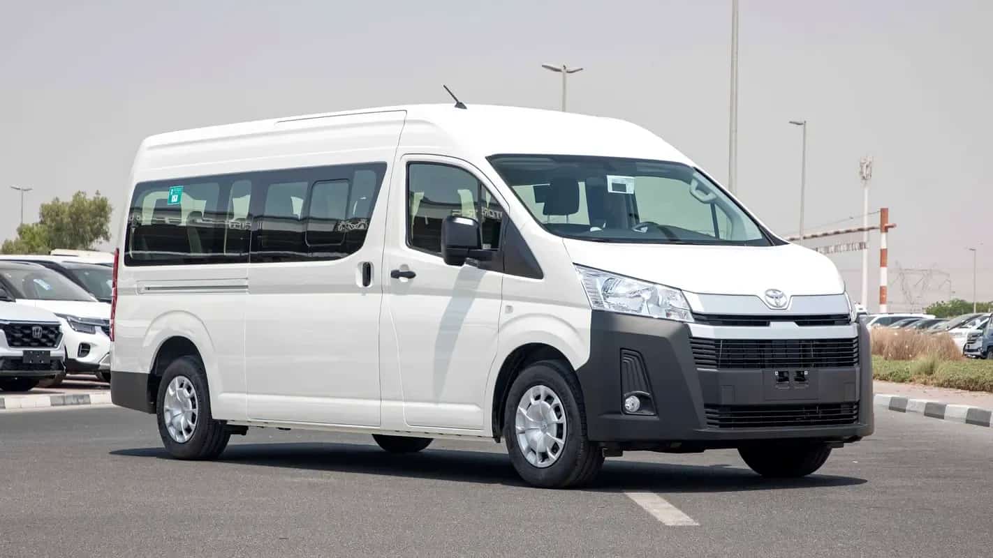 Toyota HiAce mit Hochdach in Weiß, Dreiviertelansicht von vorn auf der Fahrerseite