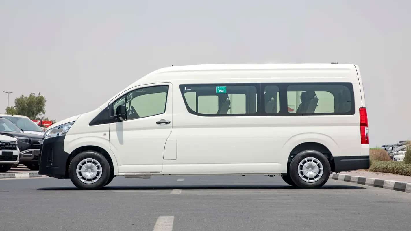 Toyota HiAce mit Hochdach in Weiß, Seitenansicht