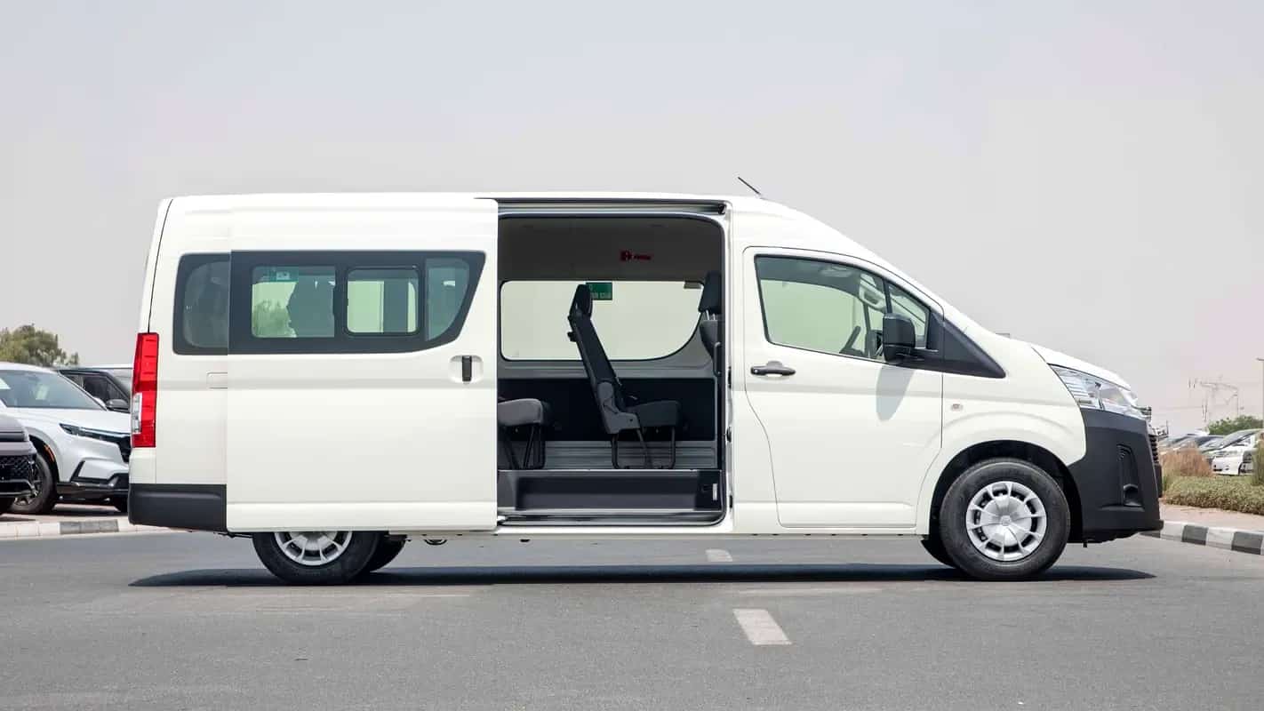 Toyota HiAce mit geöffneter Schiebetür